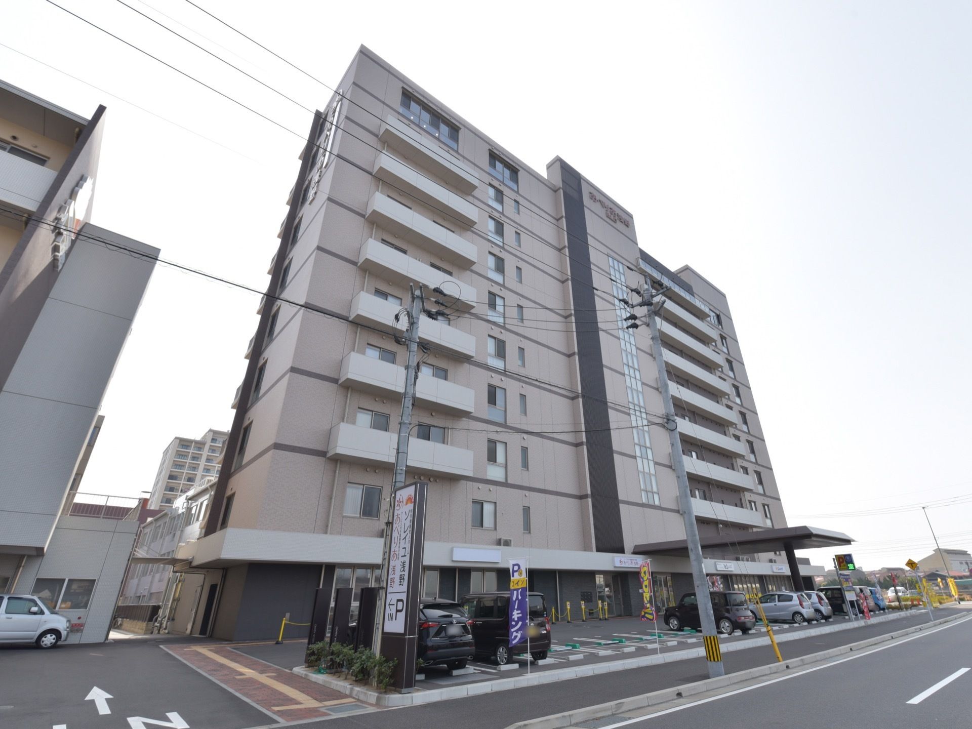 施設は大きな道路に面して建っている。高層の建物で、ホテルのような外観である。駐車場があり、たくさんの車がとまっている。