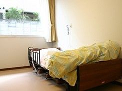 個室内は、大きな窓から外の光が差し込むため、非常に明るくなっている。ベッド近辺に緊急時を知らせるボタンが付いている。