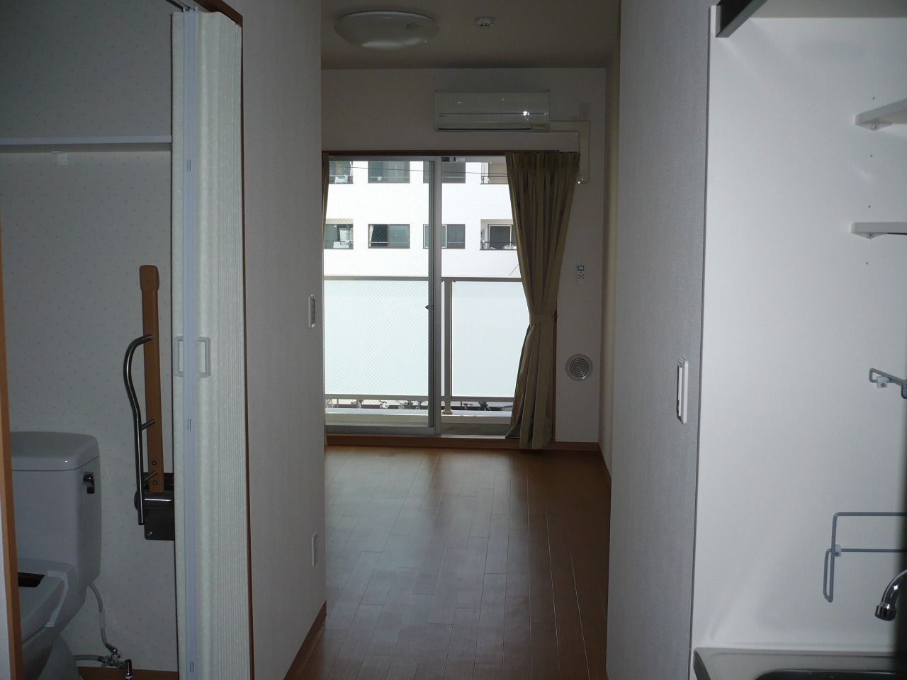 居室内は白地で統一されていて、エアコンも完備。トイレには手すりがついているので安心してお使いいただける。