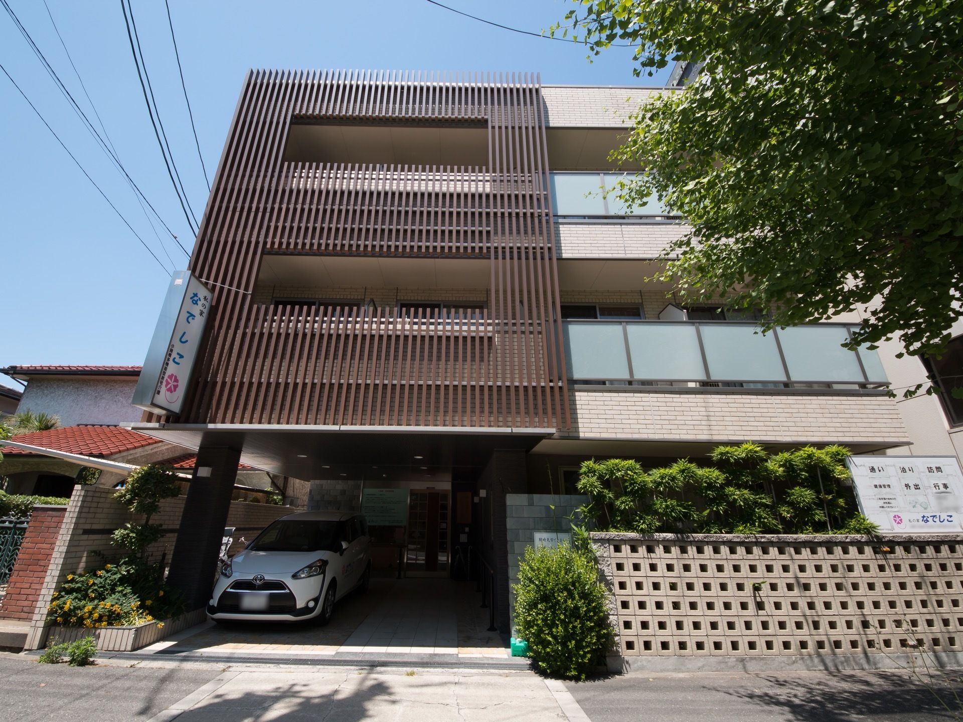 外観は、落ち着いた造りでどのような入居者様でも馴染みやすい造りとなっている。閑静な住宅街で、住みやすい土地に建っている。