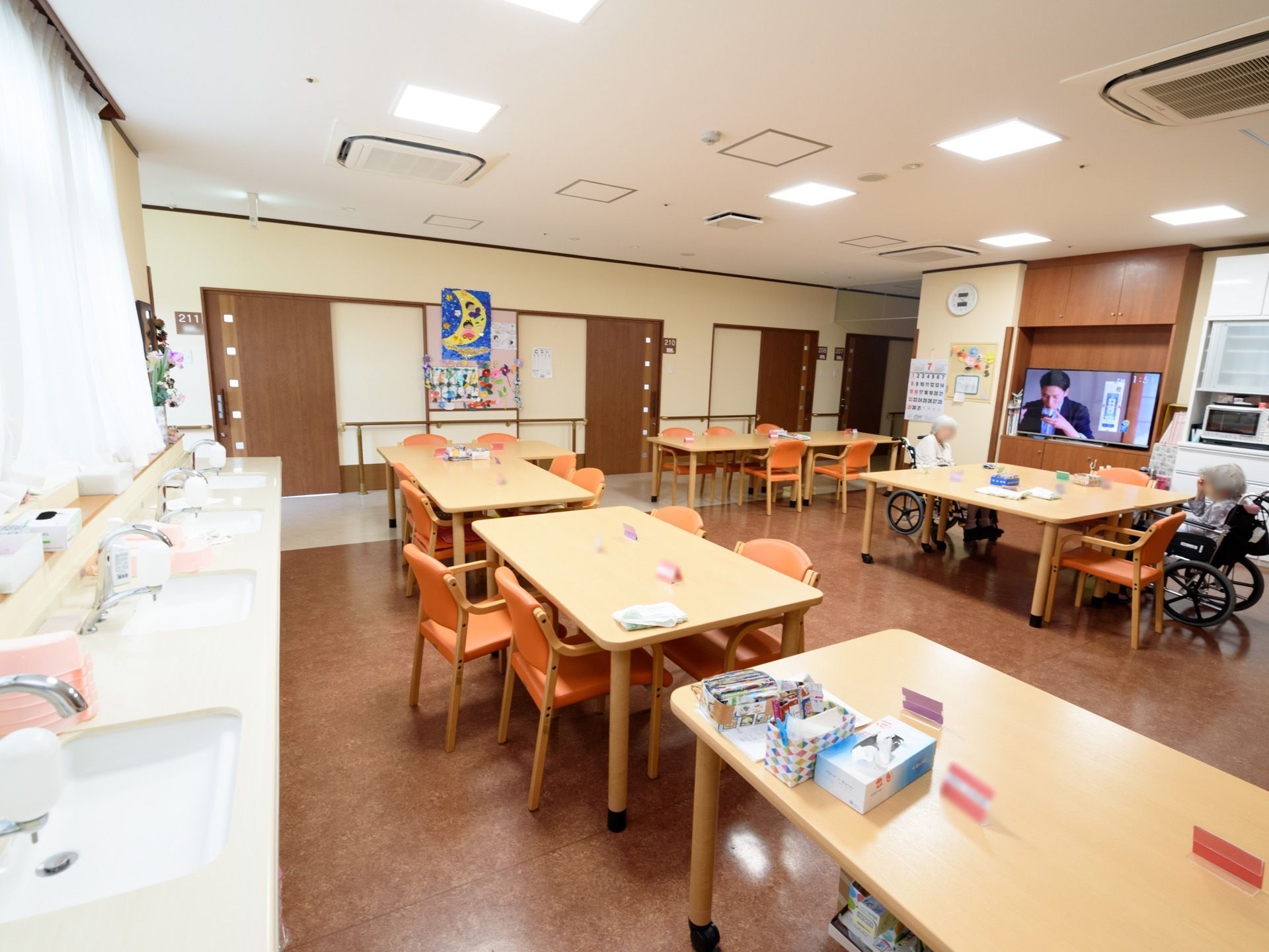 テーブルが複数並んでおり、他の入居者様とコミュニケーションを取りながら食事ができる。広いテーブルを利用してグループワークに励むことができる。