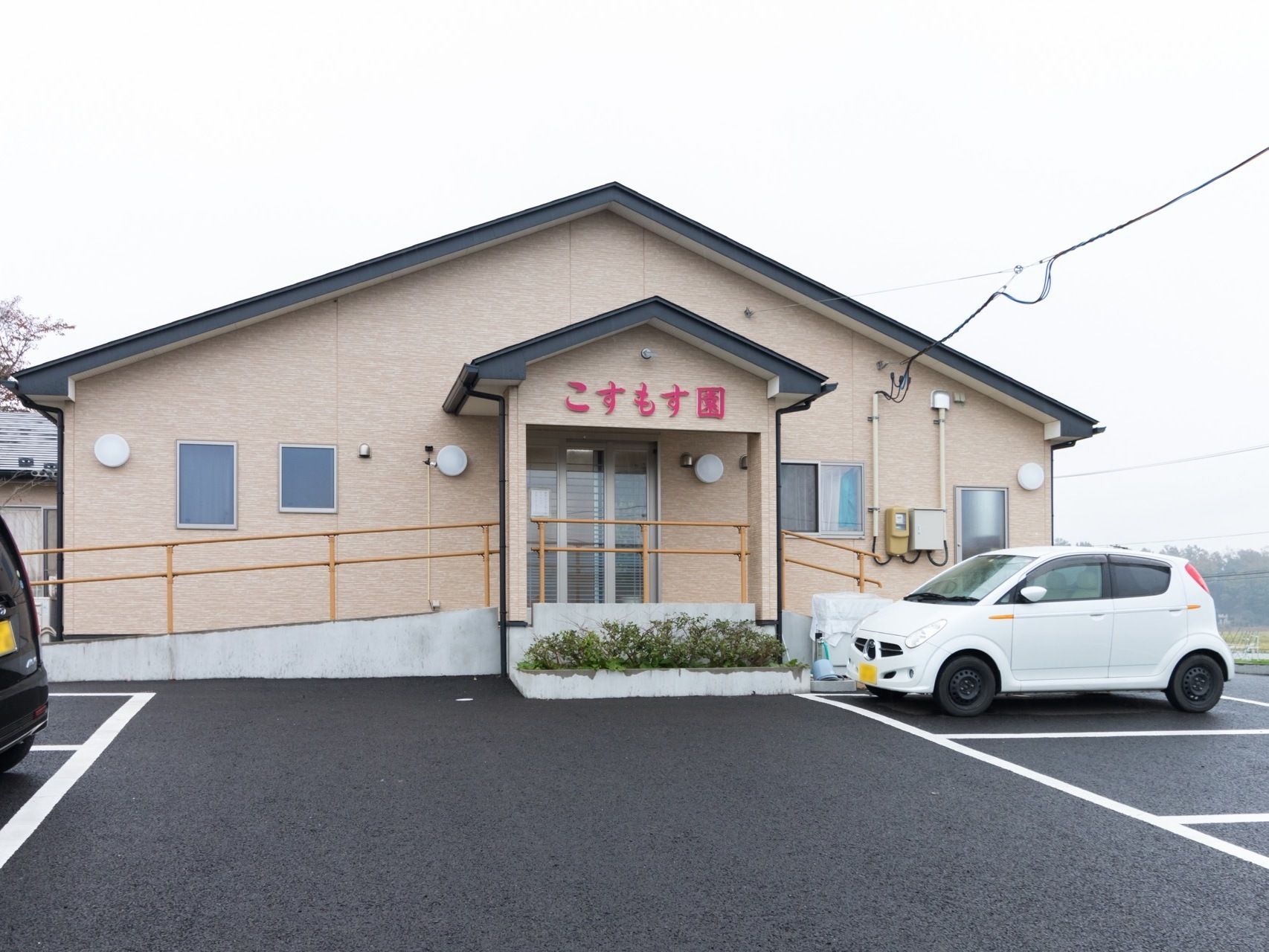施設外玄関付近には駐車場が設けられている。広々としているので数台が停められ、出入りも楽である。周りには高い建物がない。