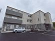 施設はグレーの配色を基調とした３階建てのコンパクトな建物である。周囲は広々としており、施設の窓やベランダから外の光景を臨むことができる。