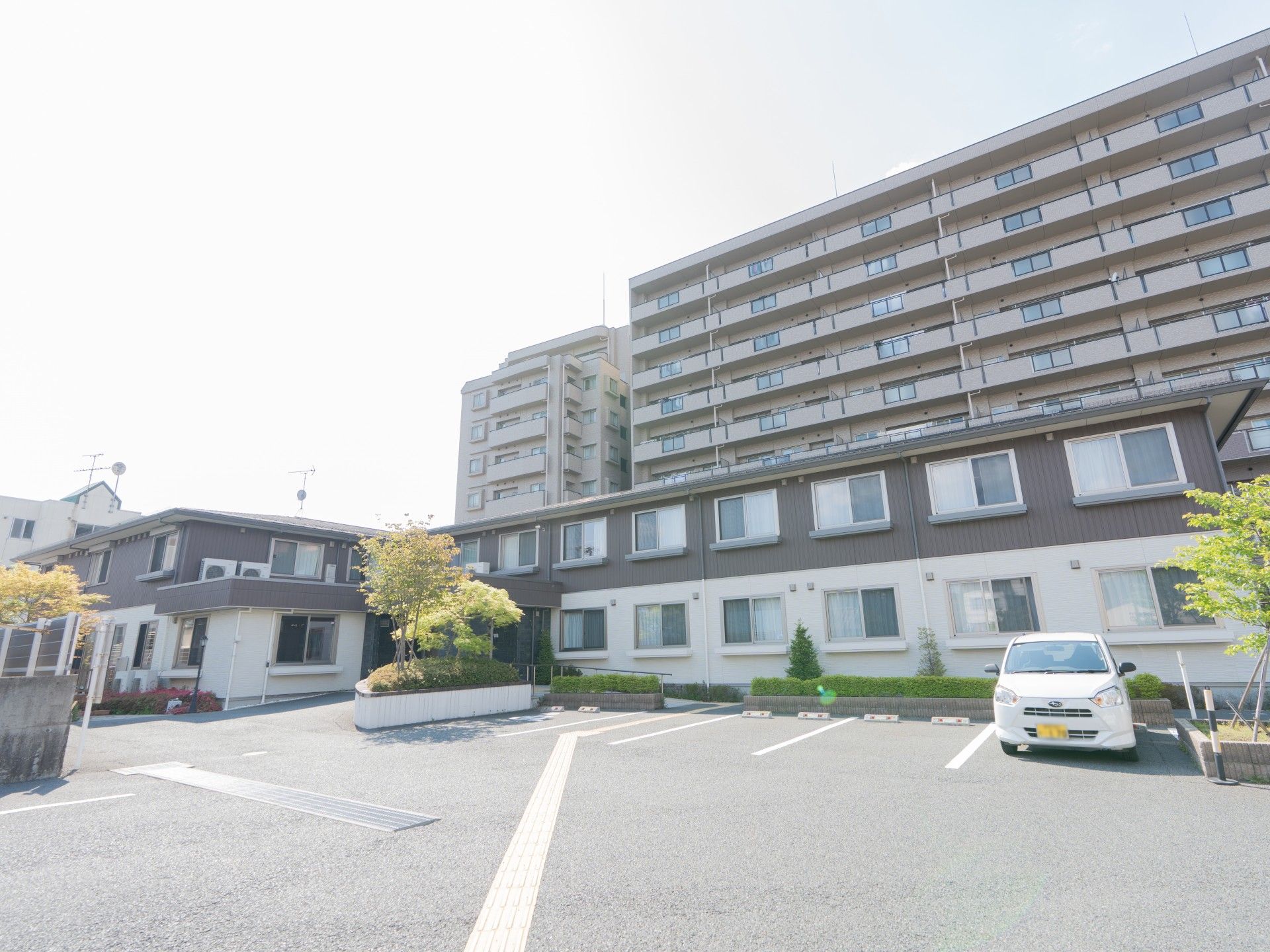 駐車場のある建物外観