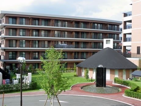 おしゃれな外観が自慢の建物は、モダンな雰囲気を感じられる。お庭は芝生を整備していて、清潔感のあるすっきりとした印象。