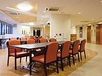 全体に孤を描いた広い室内は、腰高窓と高い天井からの照明で明るい。置かれている家具は重厚で高級感がある。