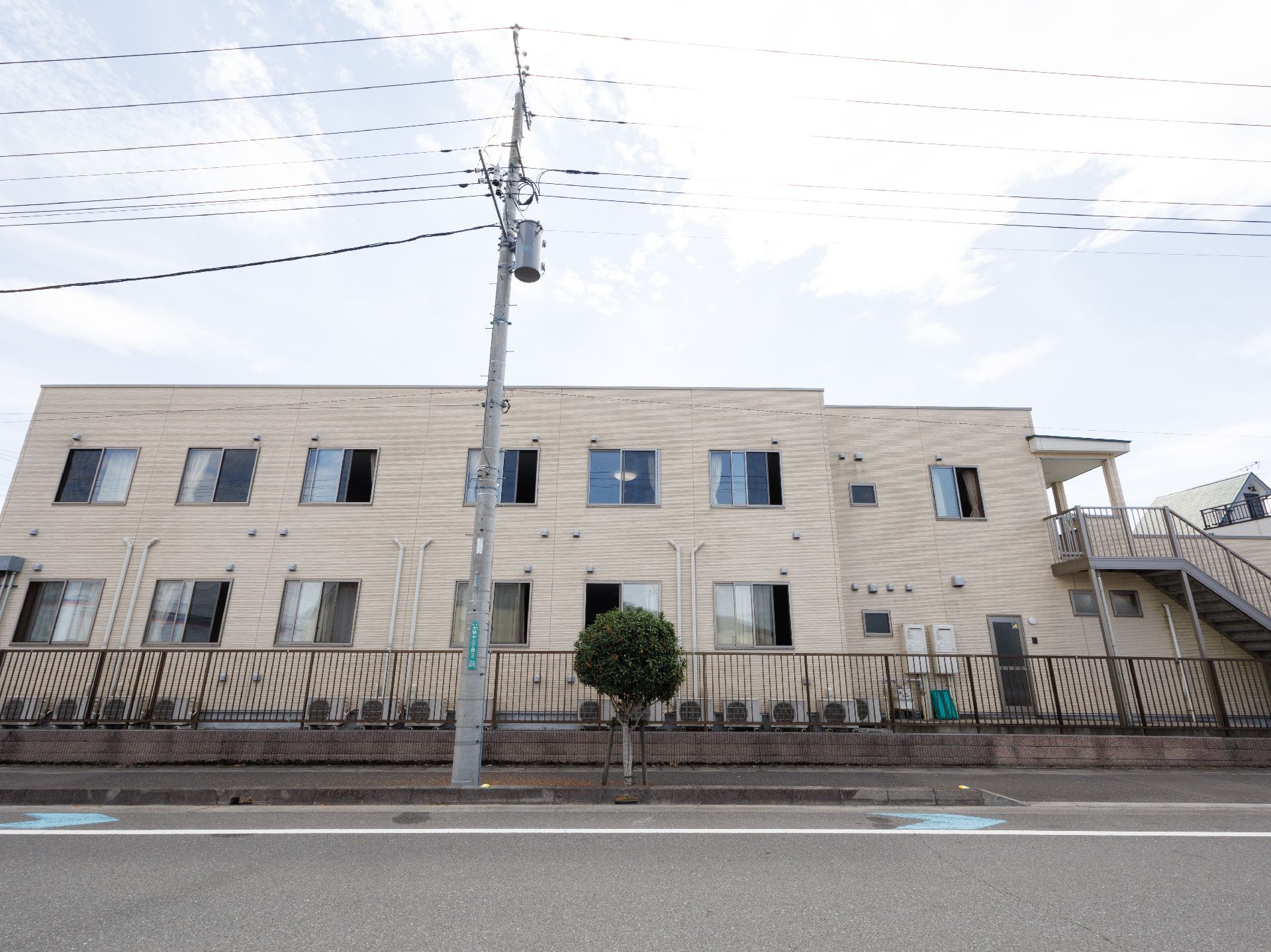 白が基調の施設