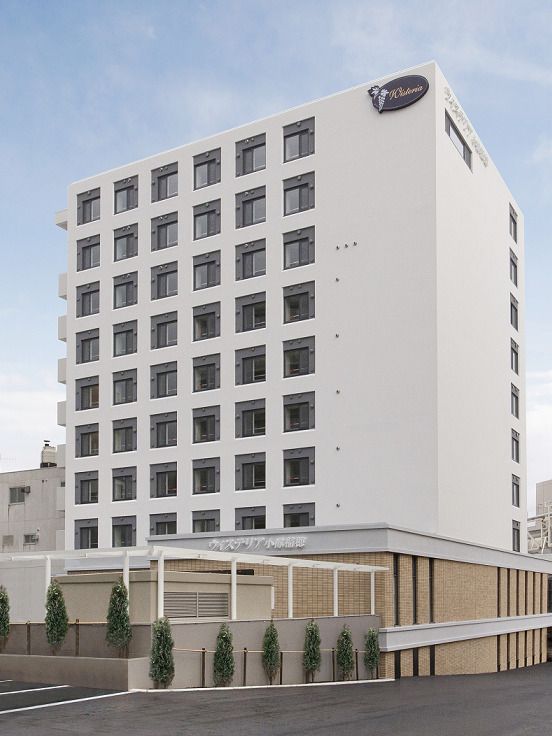 四角い窓が並んでいる白い大きな建物