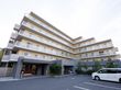駐車場から撮影した２階建ての介護施設の外観