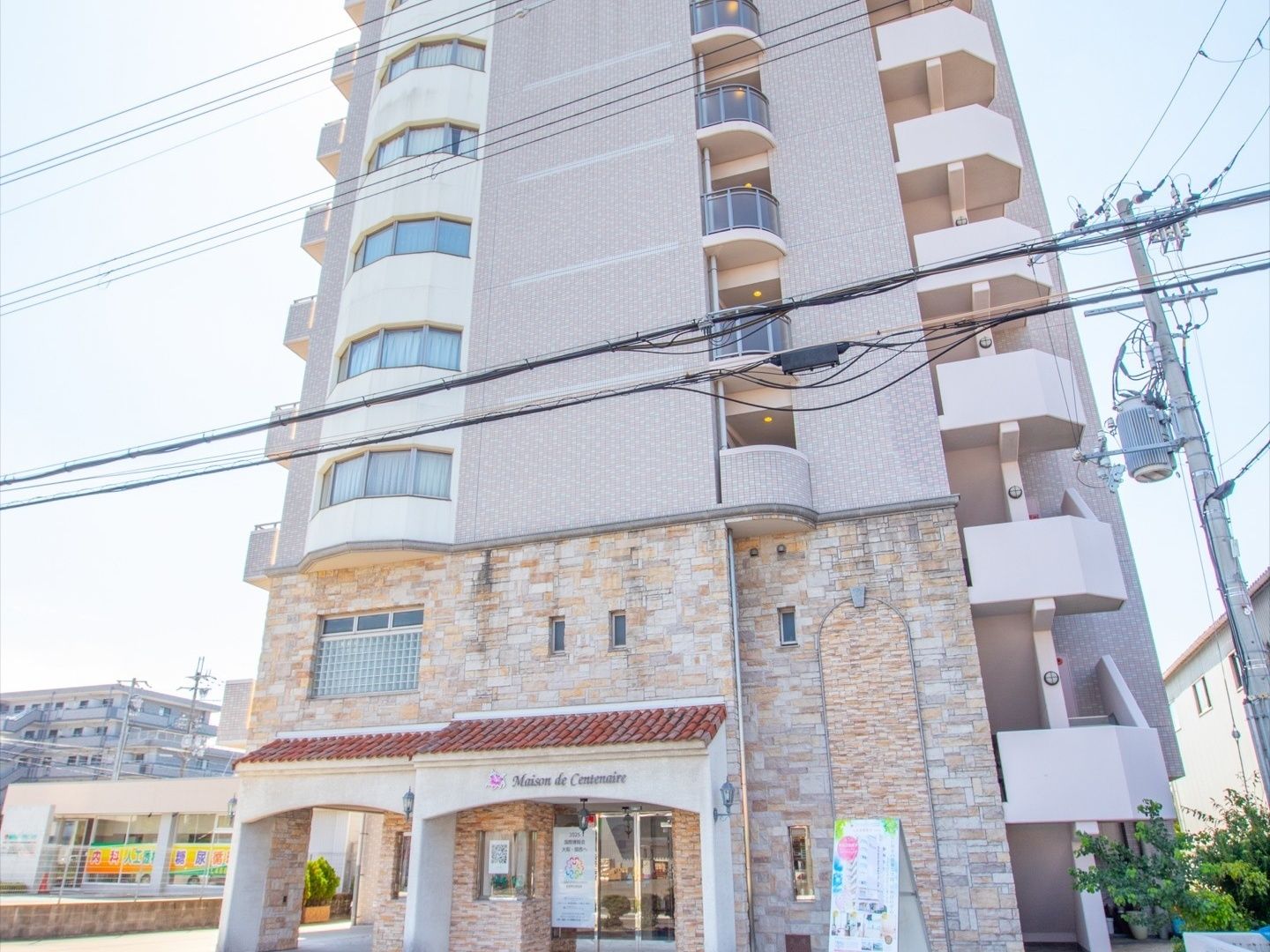 通りに面した、９階建てのマンションのような外観である。２階まではレンガ造りで、３階以上はベージュに塗られている。
