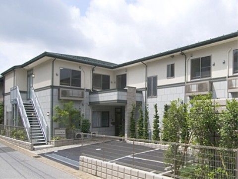 あずみ苑 ラ・テラス葛城の外観。最寄駅より徒歩10分という好立地に位置している。