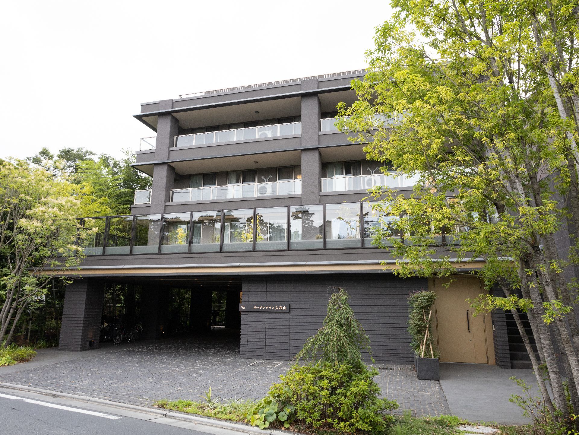 落ち着いた色合いでお洒落感があり、周囲の木々の緑も美しい施設の外観