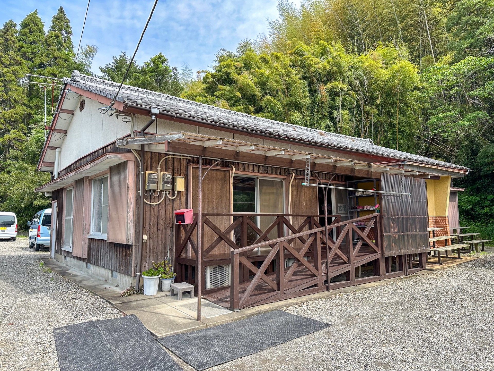 自然に囲まれた建物外観