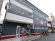 車椅子の人でも楽に移動できるように段差を排除した介護施設の外観