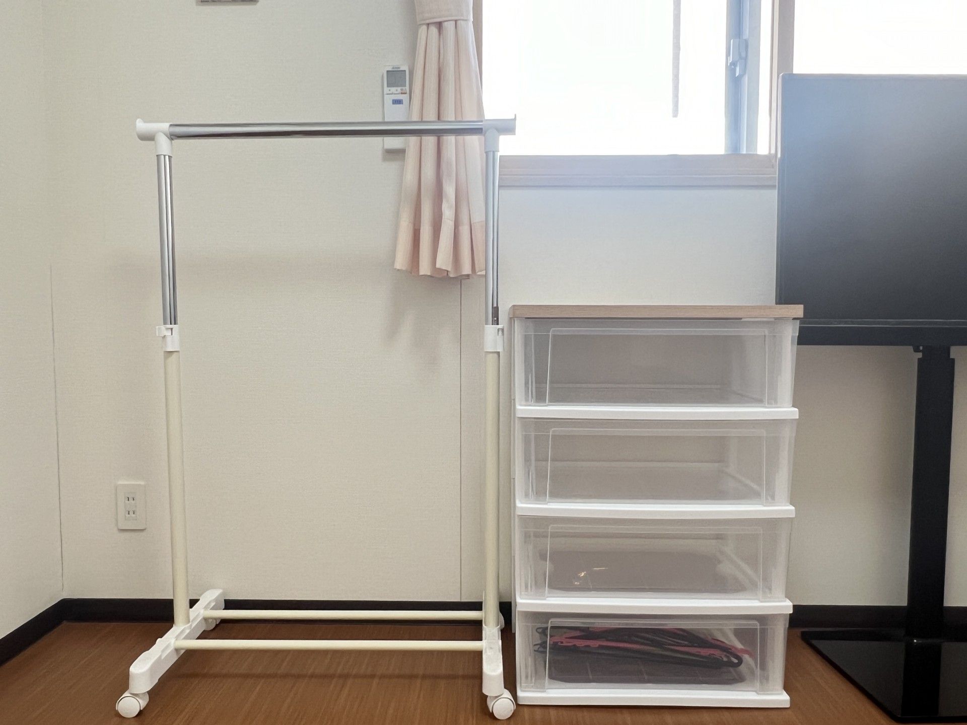 整理棚と手すりの部屋