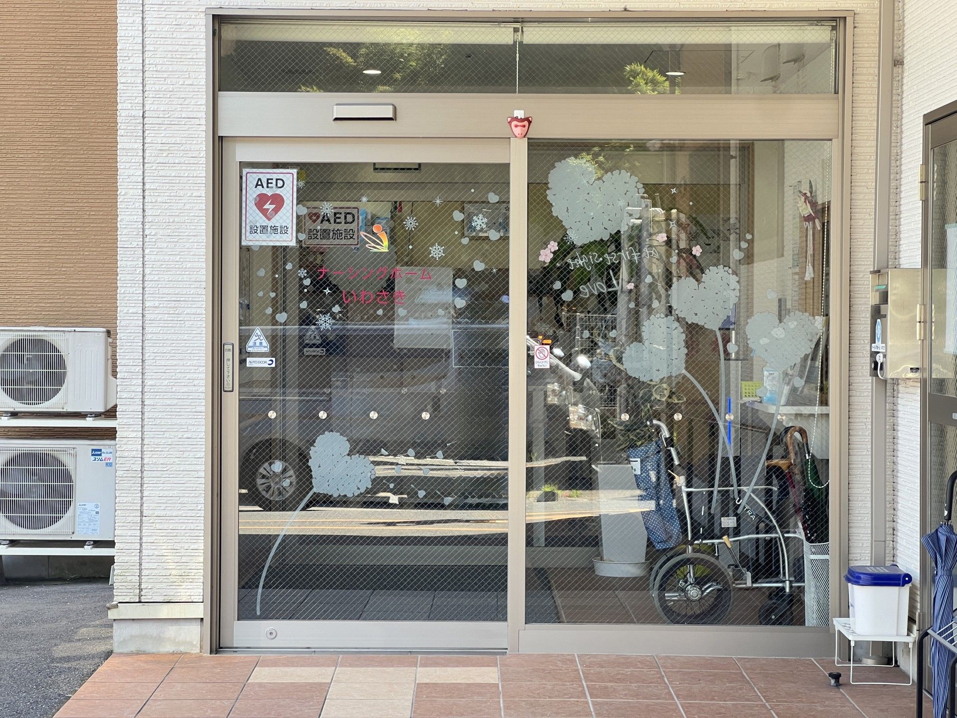 入口の自動ドア施設