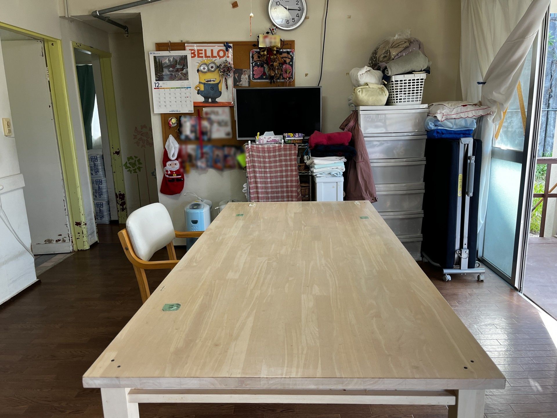 広いテーブルのある部屋