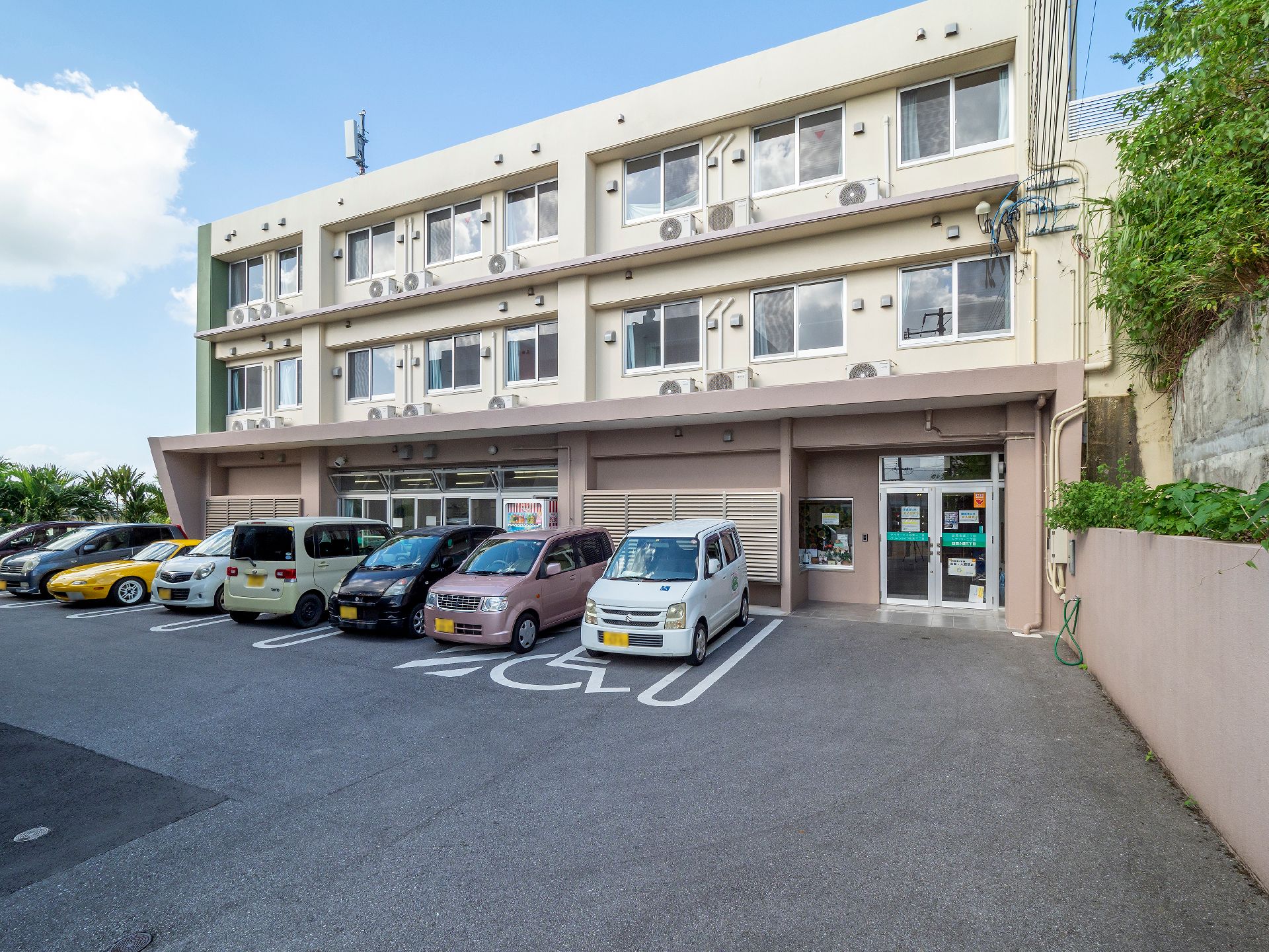 ２階建ての駐車場が完備された施設