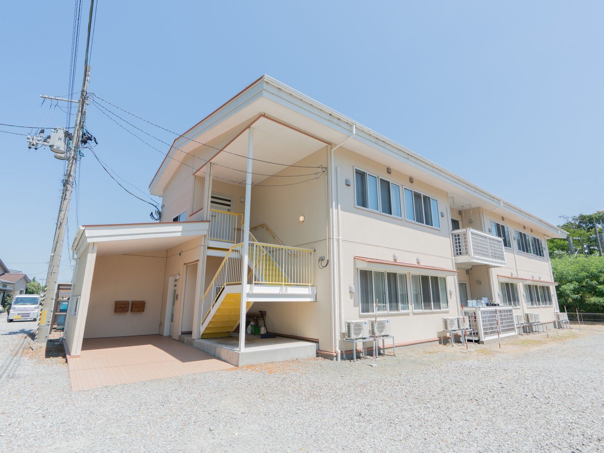 日差しが差し込む建物外観