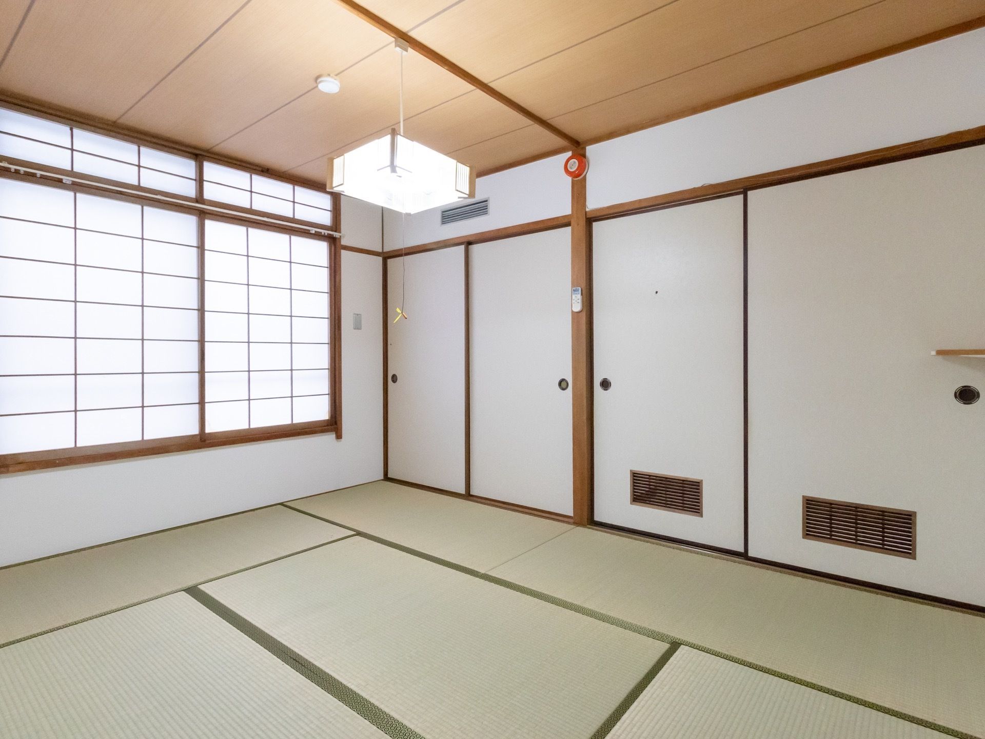 施設の居室として和室が用意されている。和風のペンダントライトと畳が設置され、障子窓からは明るい陽射しが差し込んでくる。