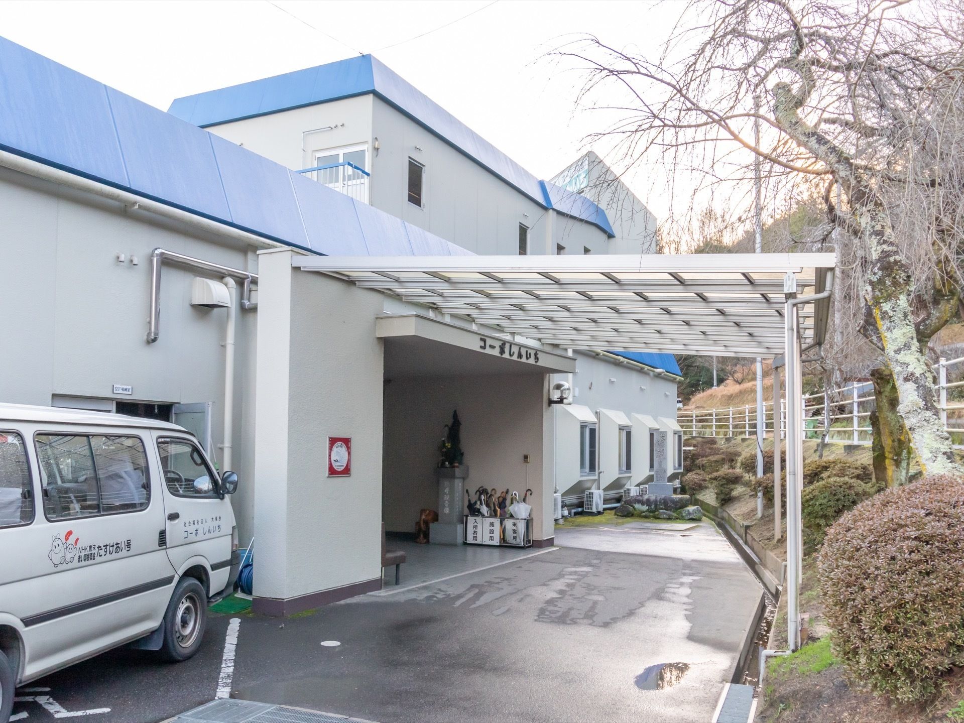 エントランスは奥まった造りになっていて、車寄せとしても使用できる。屋根がついているので、天気の悪い日でも快適に外出可能である。
