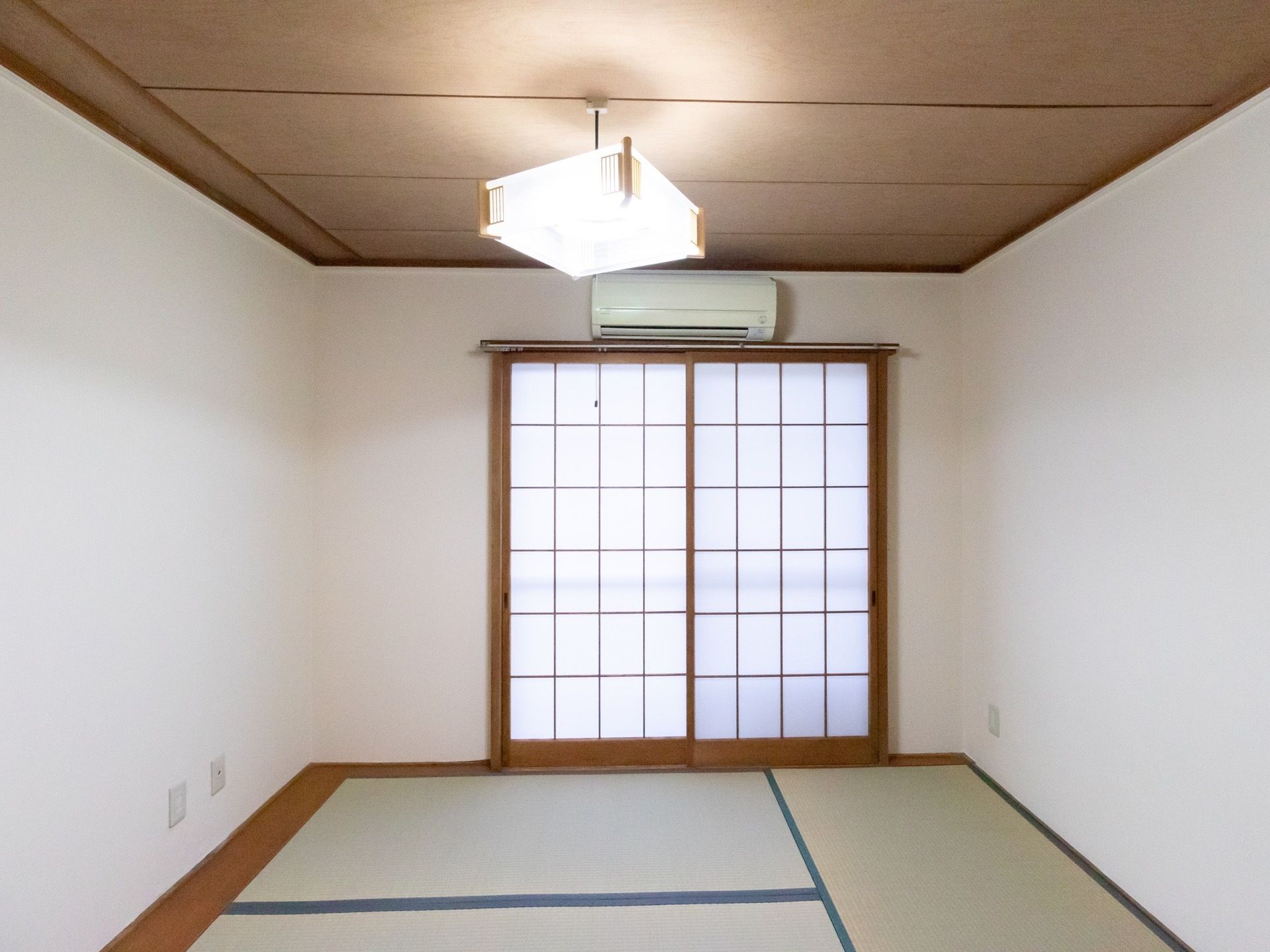 居室は畳の和室になっていて、窓には障子戸が設置されている。室内は日当たりが良く、広々として居心地の良い雰囲気。