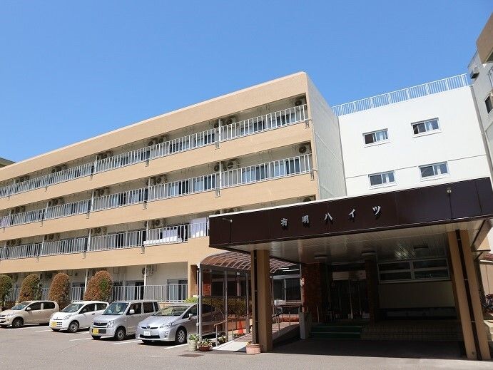 たくさんの乗用車が停まっている駐車場を所有している施設前