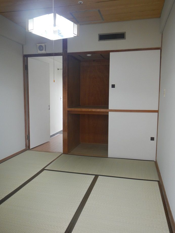 畳敷きの部屋には押入れが付き、奥には居室の出入り口がある、天井には和風の照明が付いている。