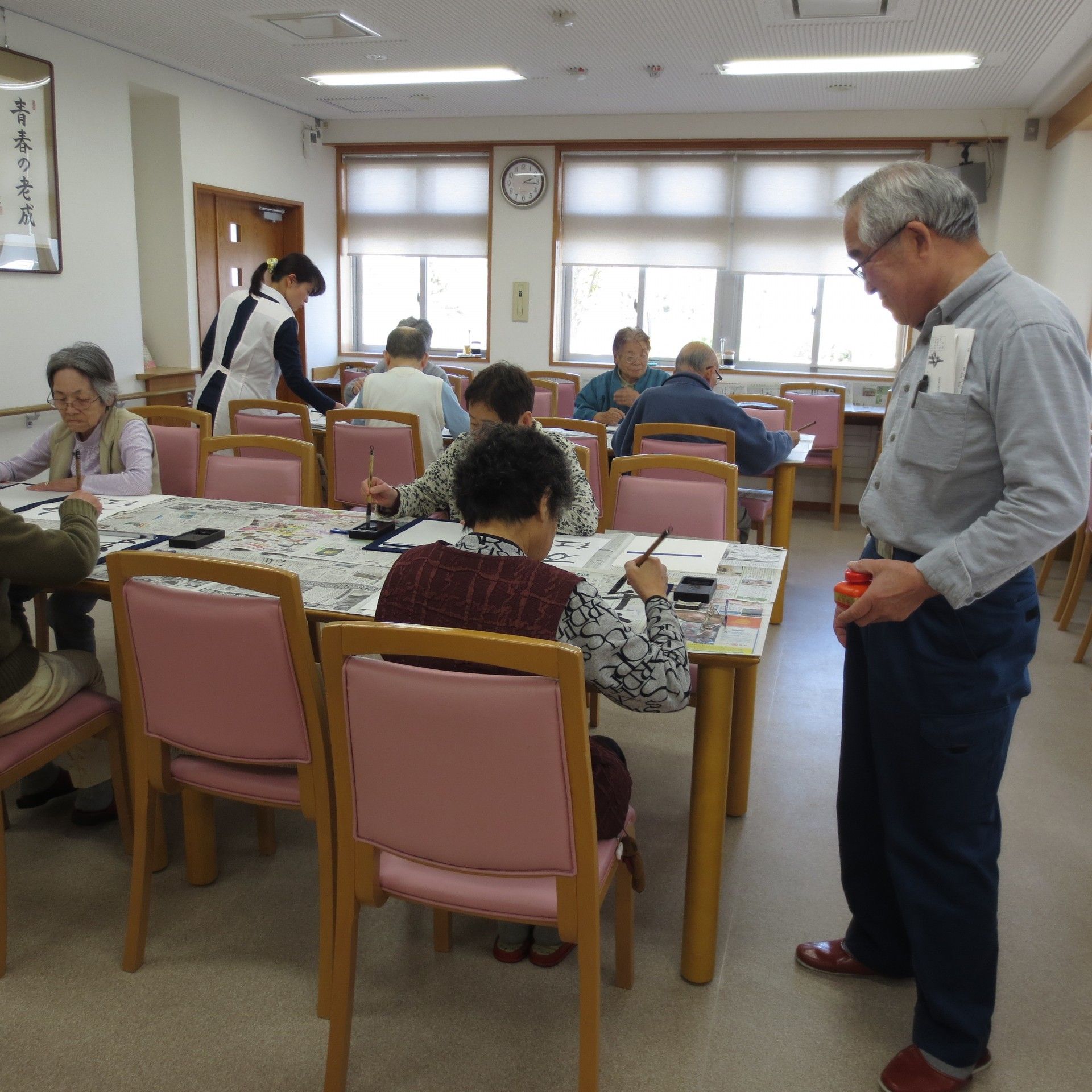 ソファに座って会話をする2名の女性
