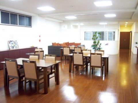 癒しの浦安ふじみ館のリビング。明るく広いリビングでは、毎日イベントやレクリエーションを催しております。