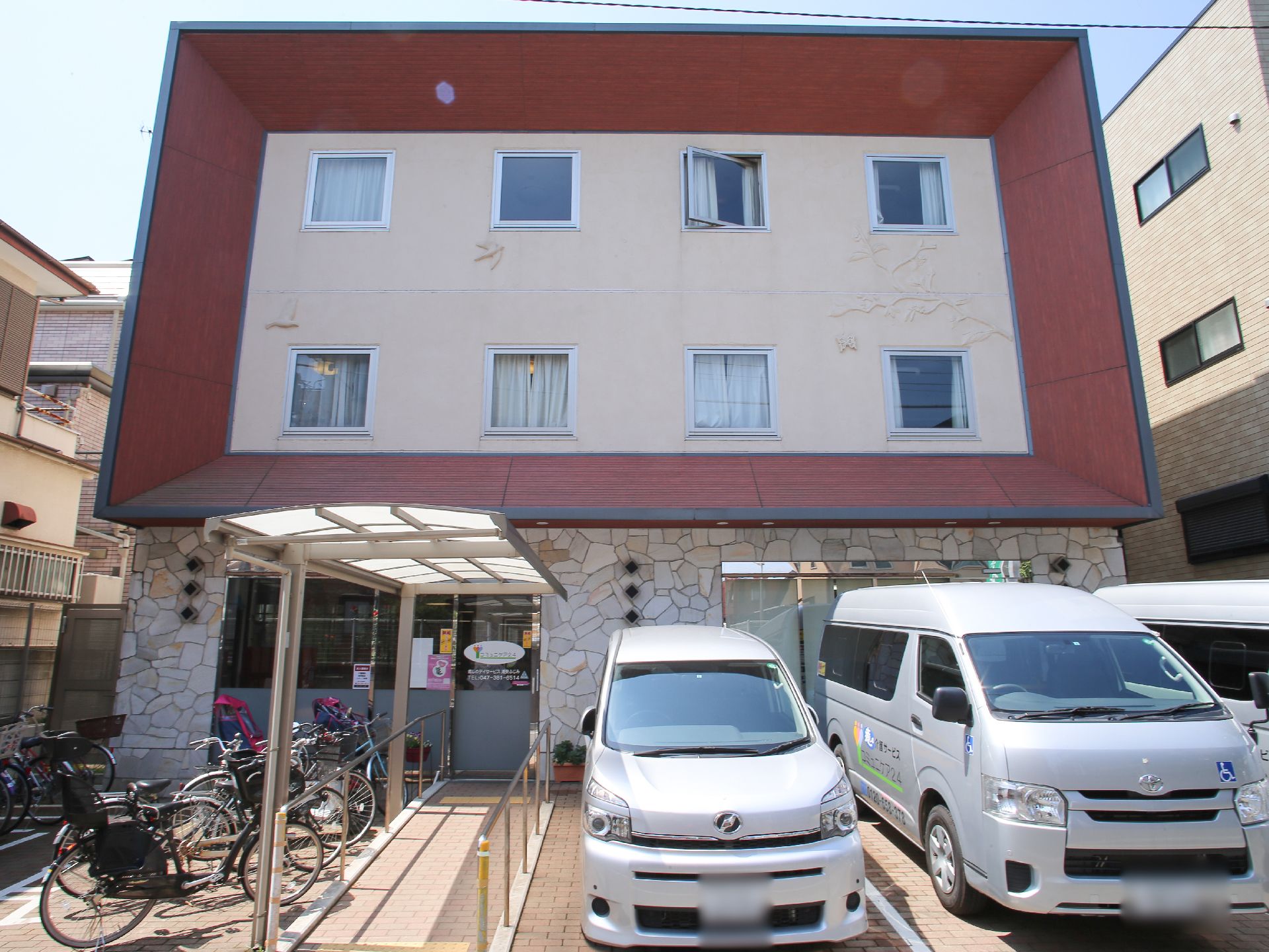 モダンで個性的な外観。2階・3階部分の窓のまわりの壁には木と鳥の姿が彫られているが、目を凝らして良く見ないと見えにくい。