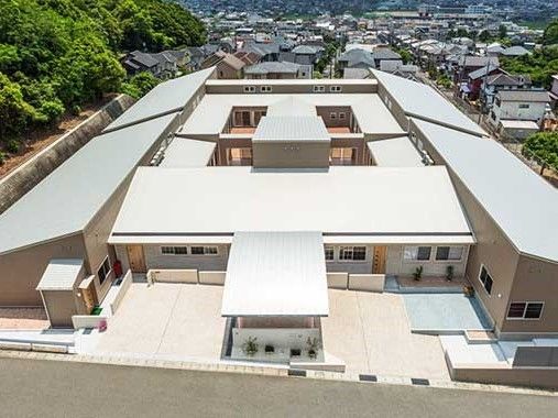 ハウスの全体像を上から見下ろして撮影された画像。建物の中央にはウッドデッキの中庭が見える。