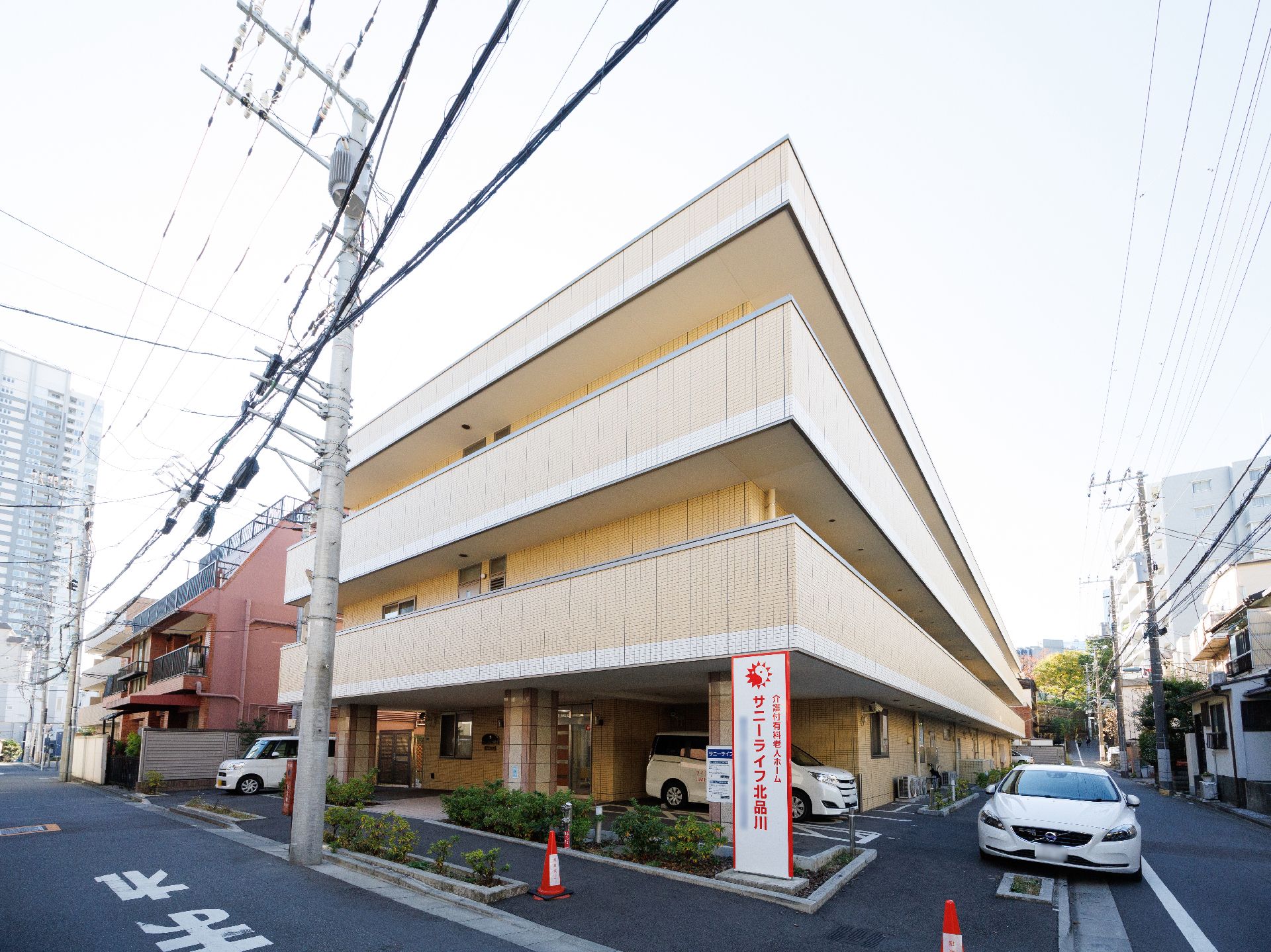 敷地内に駐車場がある3階建ての建物