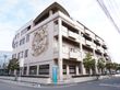 グレーの外壁で、安心感・親しみが持てる施設の外観