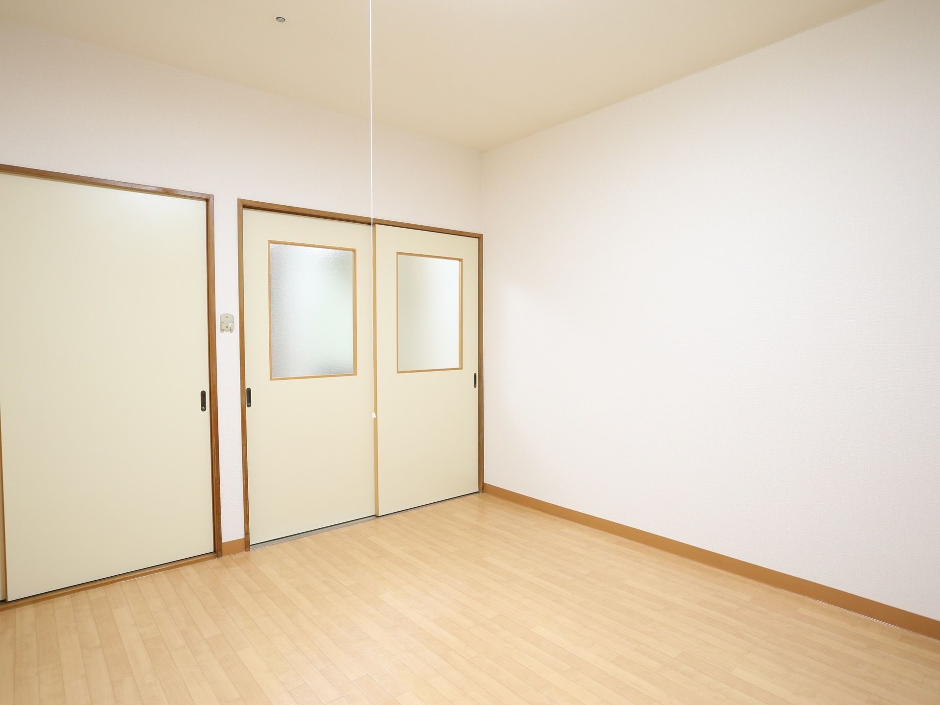 居室の出入口は木製の引違い戸を採用している。半透明のすりガラスにより居室の明るさをより確保することができる。