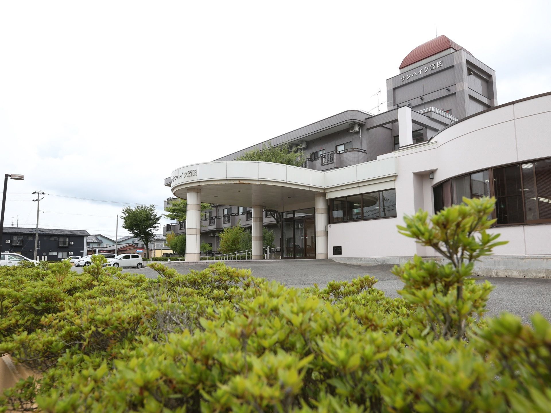 施設には車寄せを設置している。車両は道路からそのまま進入することができ、乗降させた後、そのまま通過することが可能。
