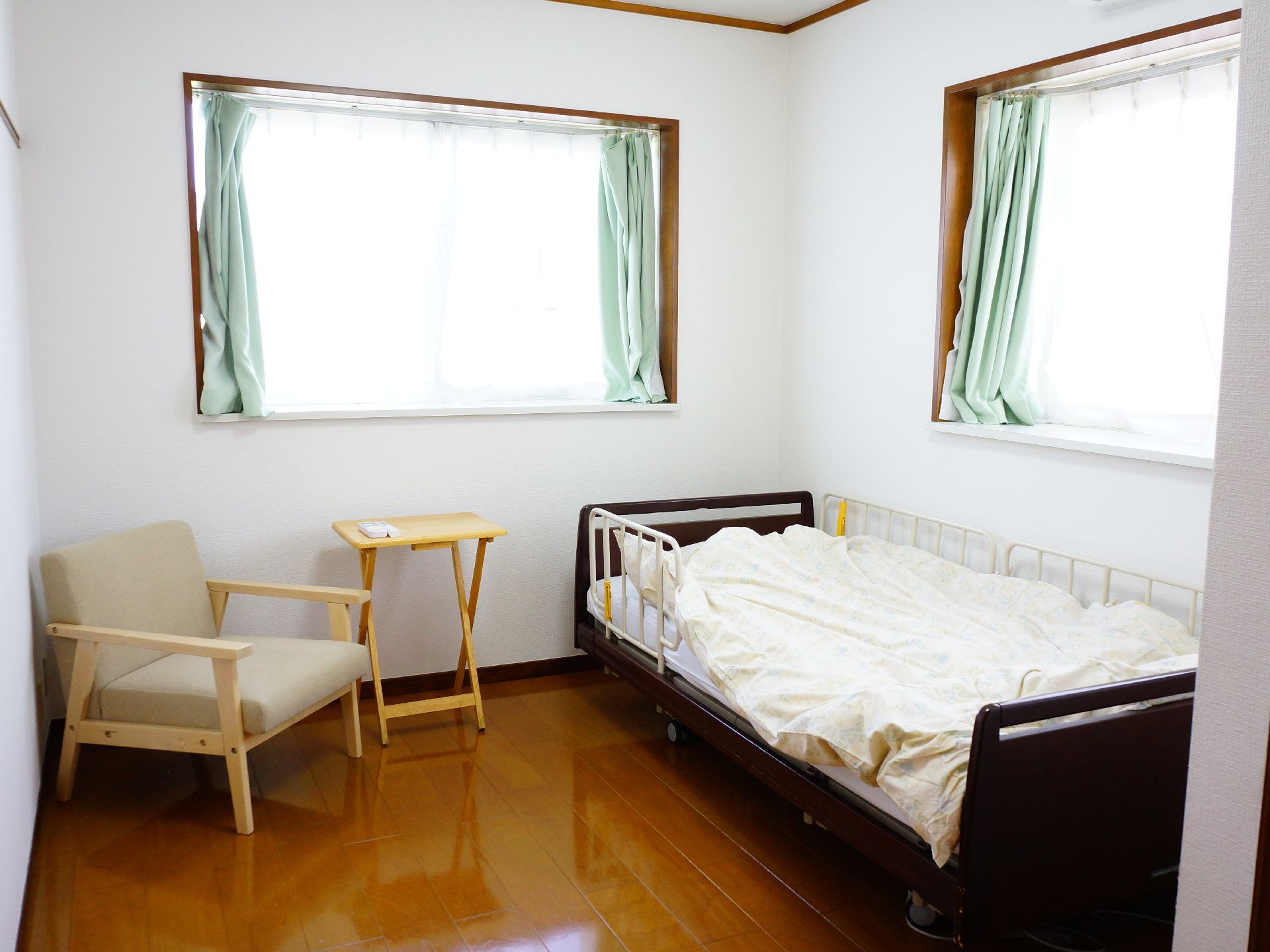 居室は日当たりが良く窓が二つあるのでとても明るい。ベッドだけでなくテーブル、椅子を置くスペースがある。