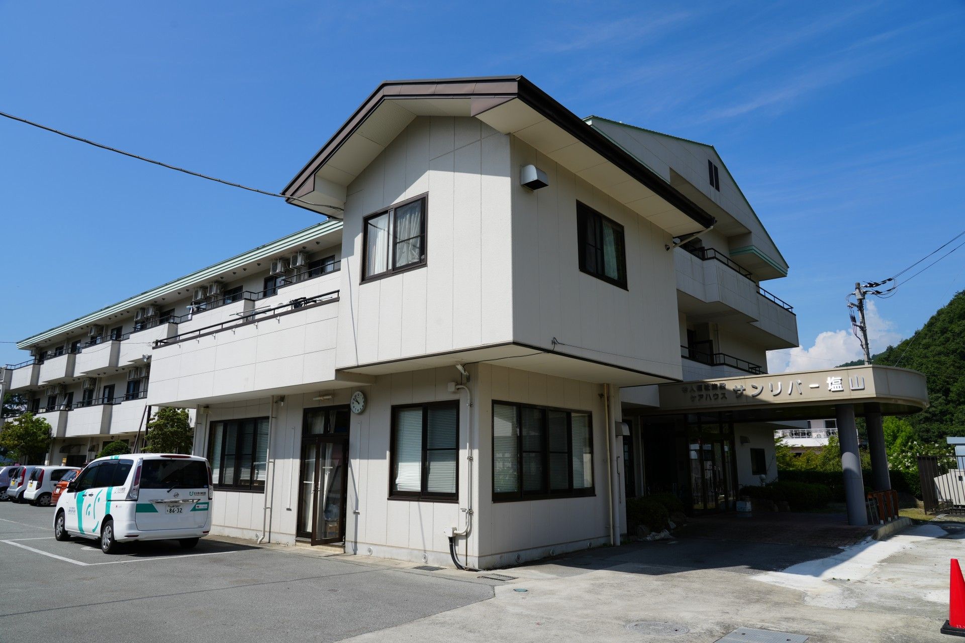 3階建ての集合住宅のような外観。各部屋はバルコニーに面しているので、明るく居心地の良い雰囲気になっている。