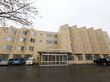薄い茶色で統一された外壁の４階建ての施設である。２階から上は、三角状に出っ張りがある特徴的な造りをしている。