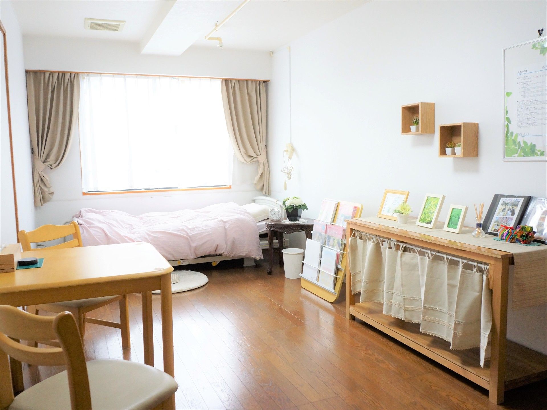 個室の窓は大きく、昼間は明るい日差しが差し込んでくる。他にも、テーブルや椅子、ベッドなどが設置されている。