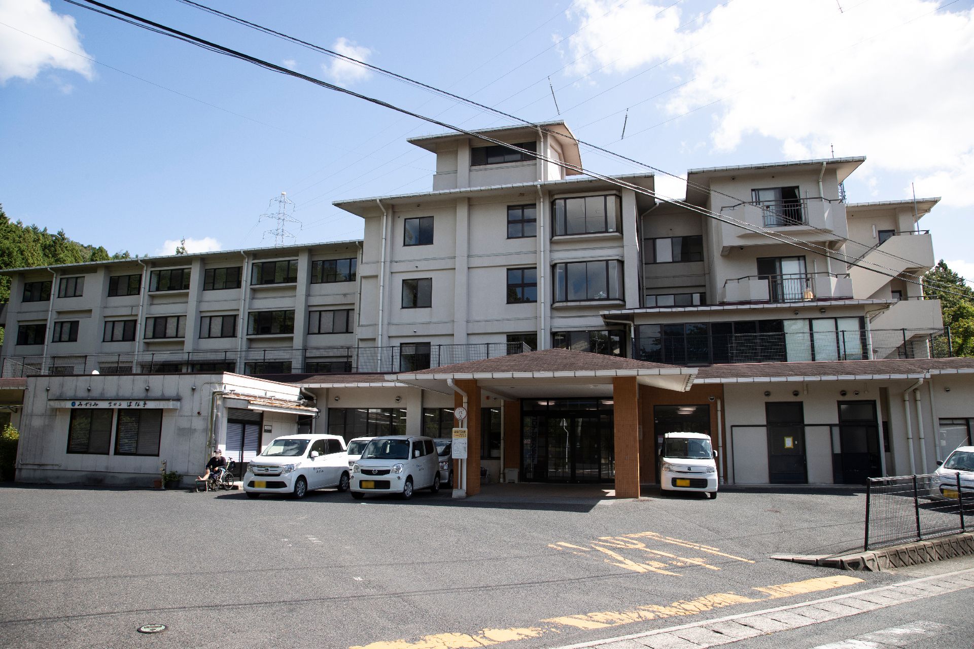 駐車場も近くに設置してある介護施設の外観