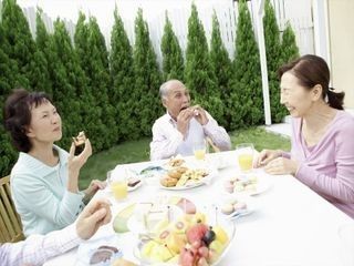 庭で交流する男性と女性
