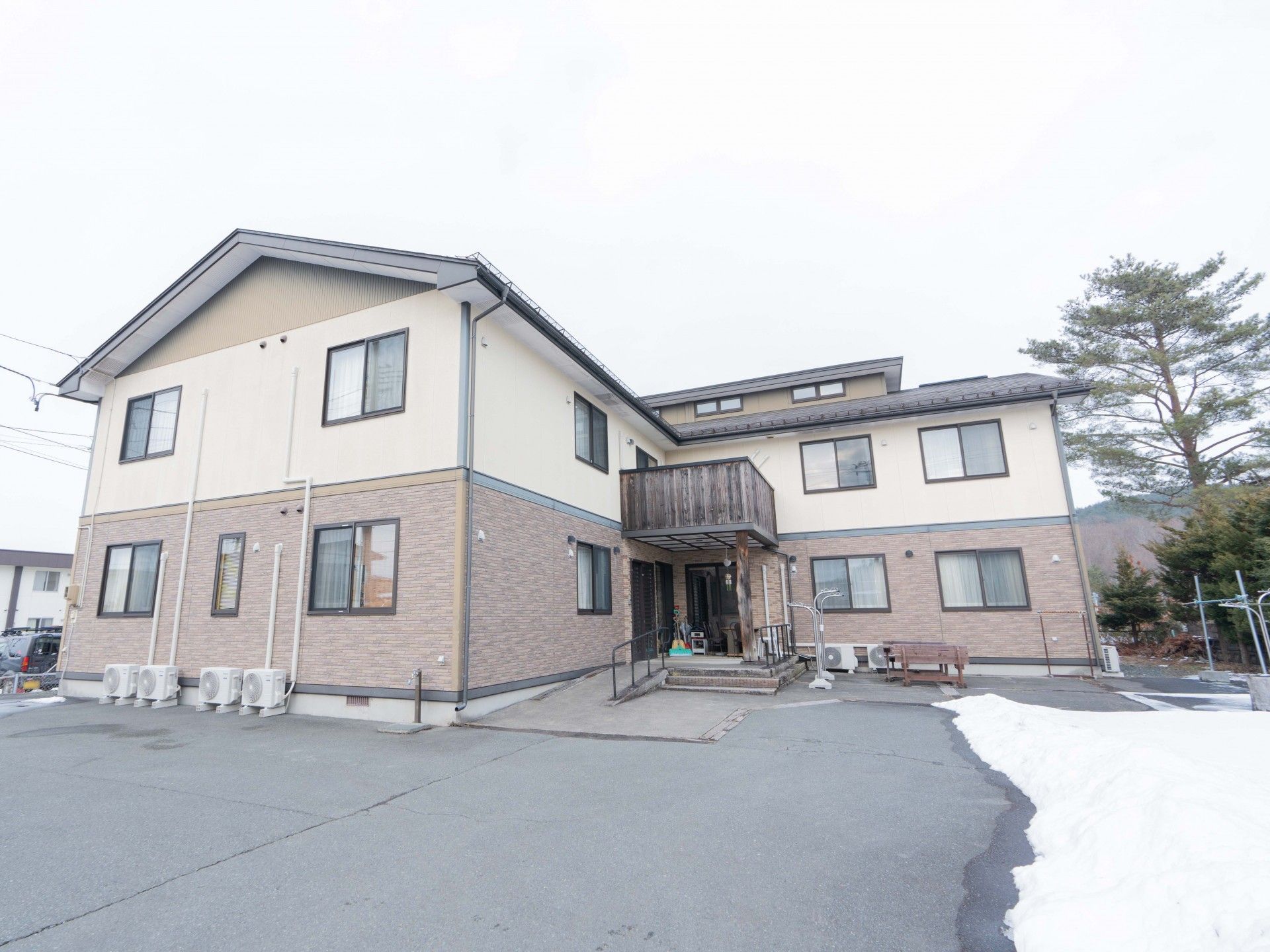 落ち着いた外観の建物