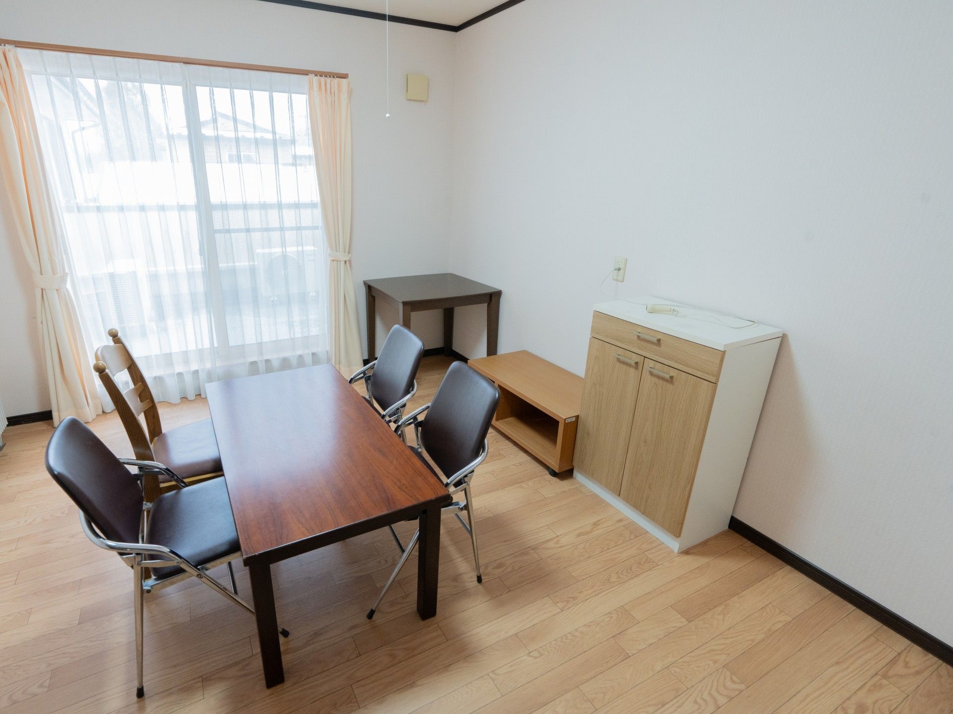 日差しが差し込む部屋