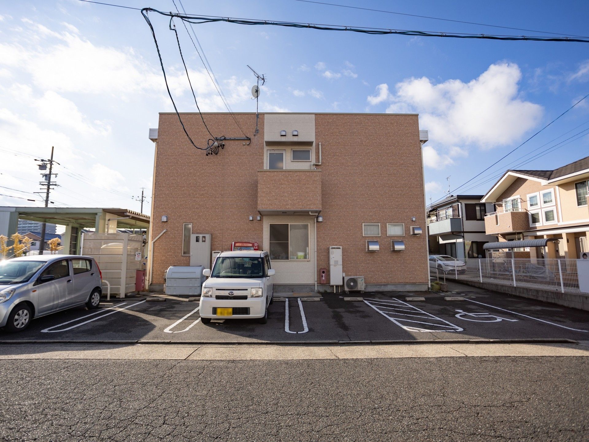 駐車場のある建物外観