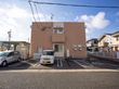 駐車場のある建物外観