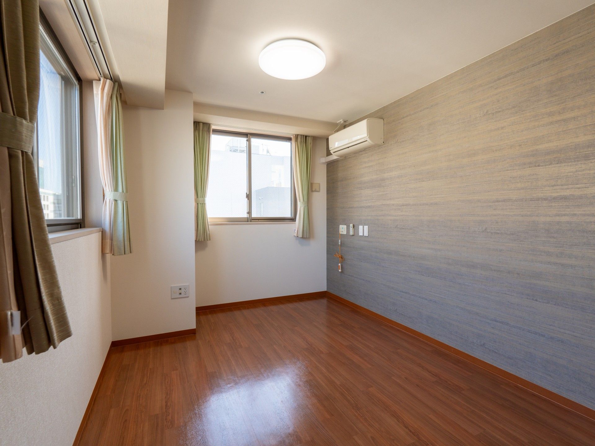 日差しが差し込む部屋