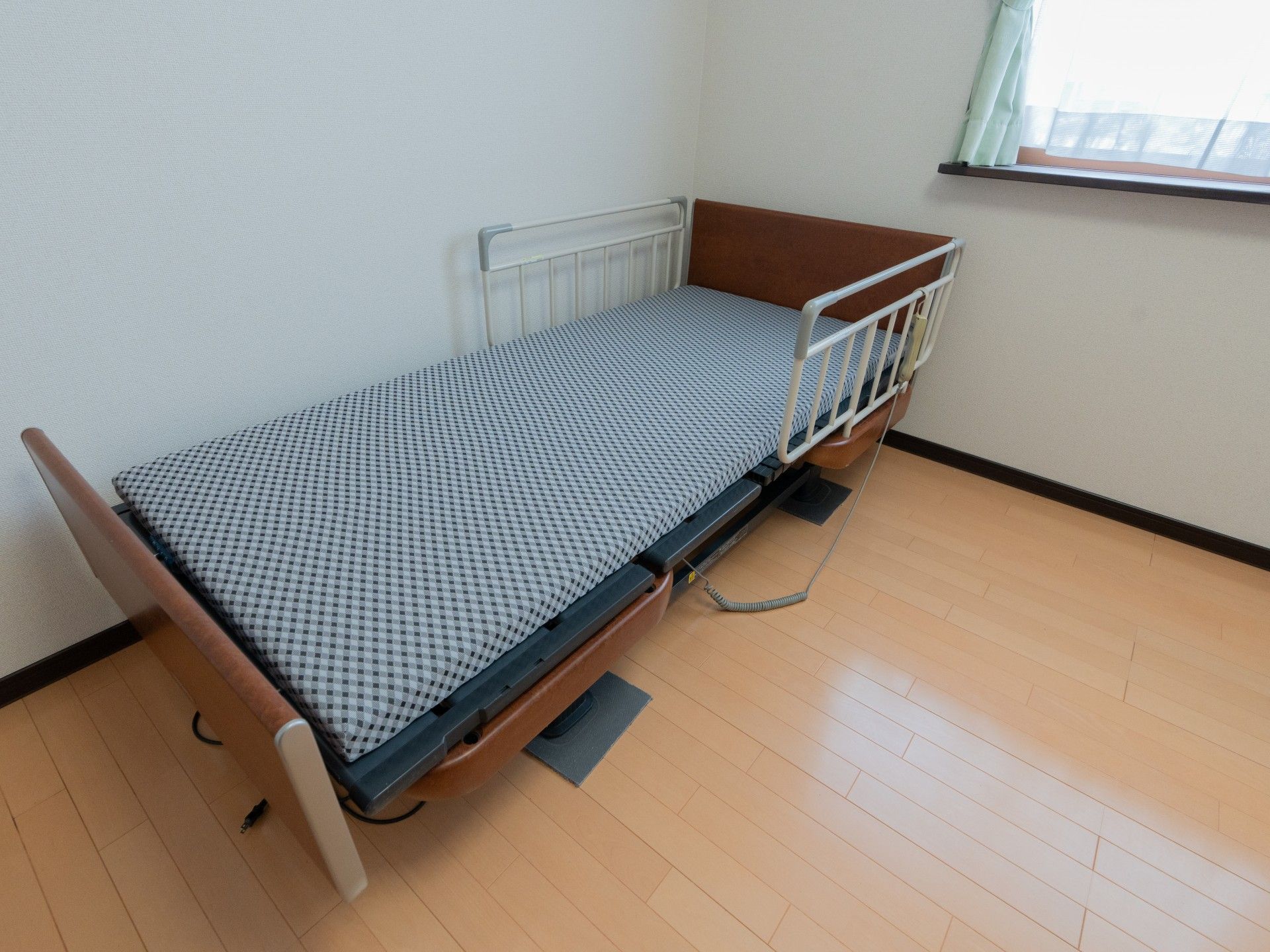 シンプルなベッドの部屋