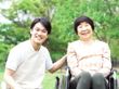 男性ヘルパーと車椅子に乗った高齢女性