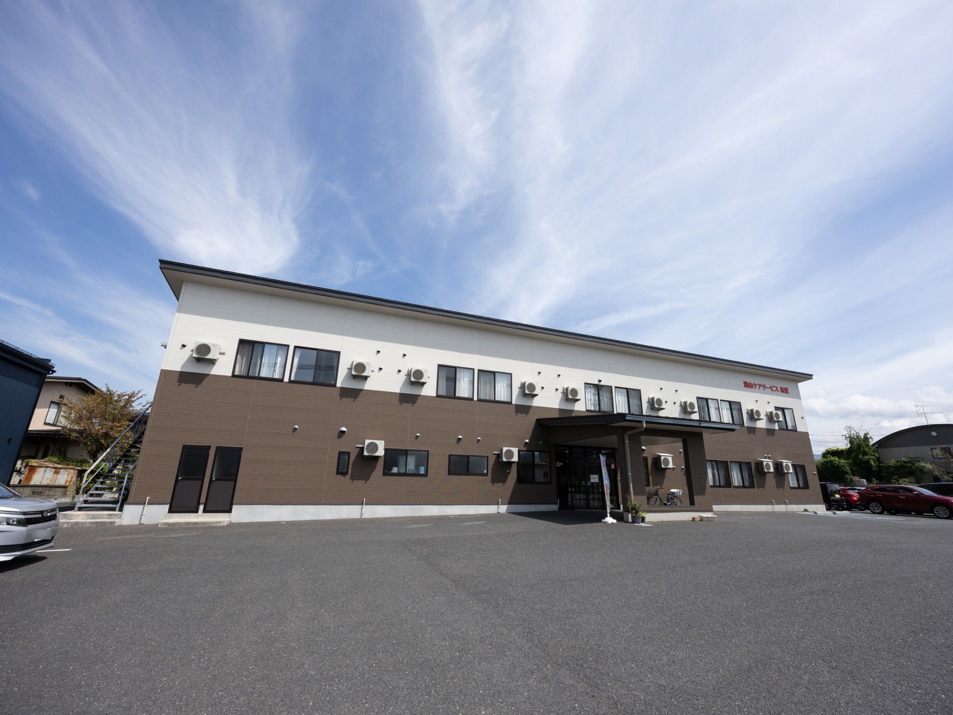 広い駐車場の建物外観